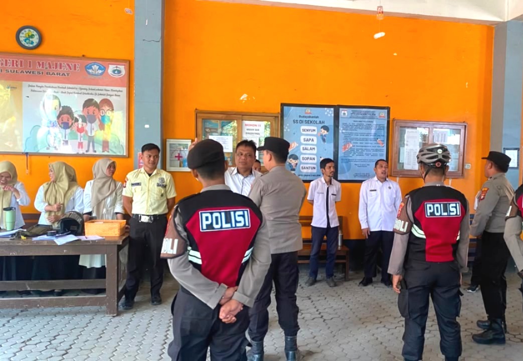 ‎Polres Majene Sasar Sekolah dan Kerumunan Warga‎