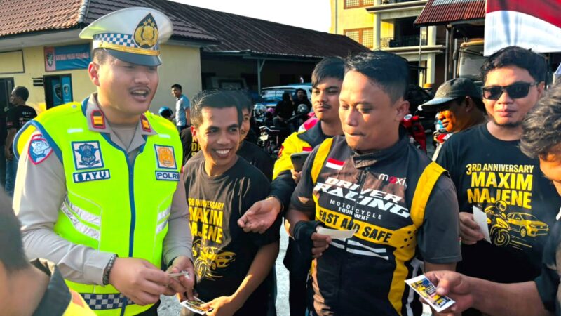 Sat Lantas Polres Majene Bagikan Stiker, Puluhan Driver Ojol Maxim‎