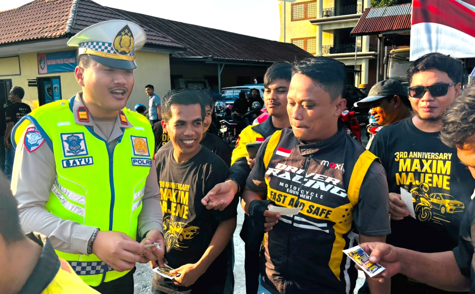 Sat Lantas Polres Majene Bagikan Stiker, Puluhan Driver Ojol Maxim‎