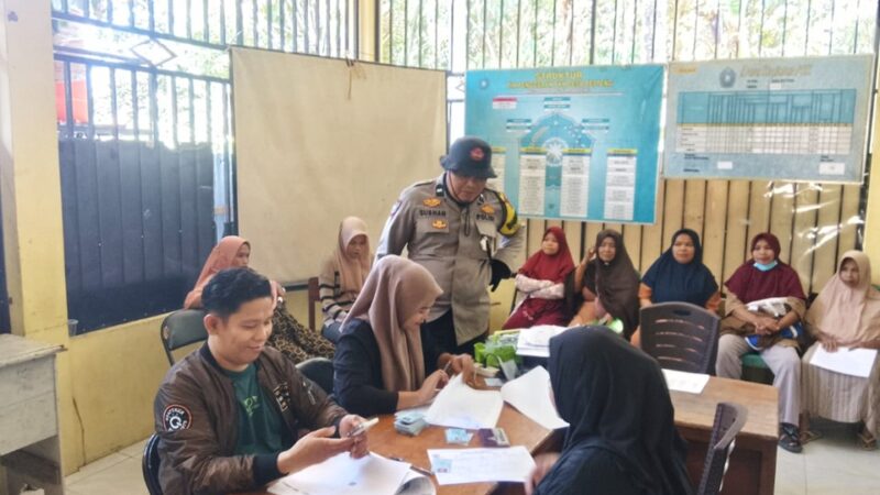 Bhabinkamtibmas Polsek Pamboang Dampingi Penyaluran Bantuan Pangan‎