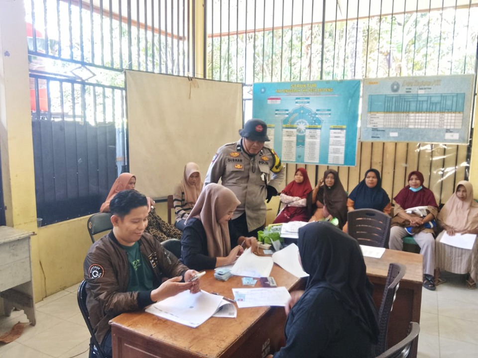 Bhabinkamtibmas Polsek Pamboang Dampingi Penyaluran Bantuan Pangan‎