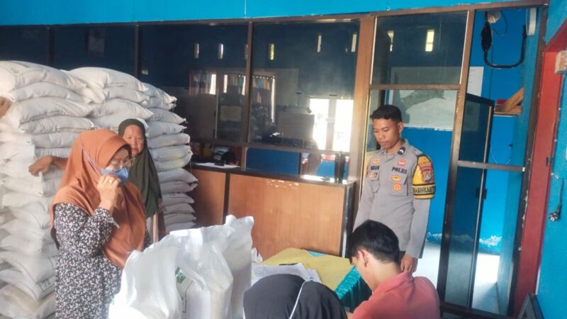 Pastikan Tepat Sasaran, Bhabinkamtibmas Polsek Sendana Dampingi Penyaluran Bantuan Pangan‎