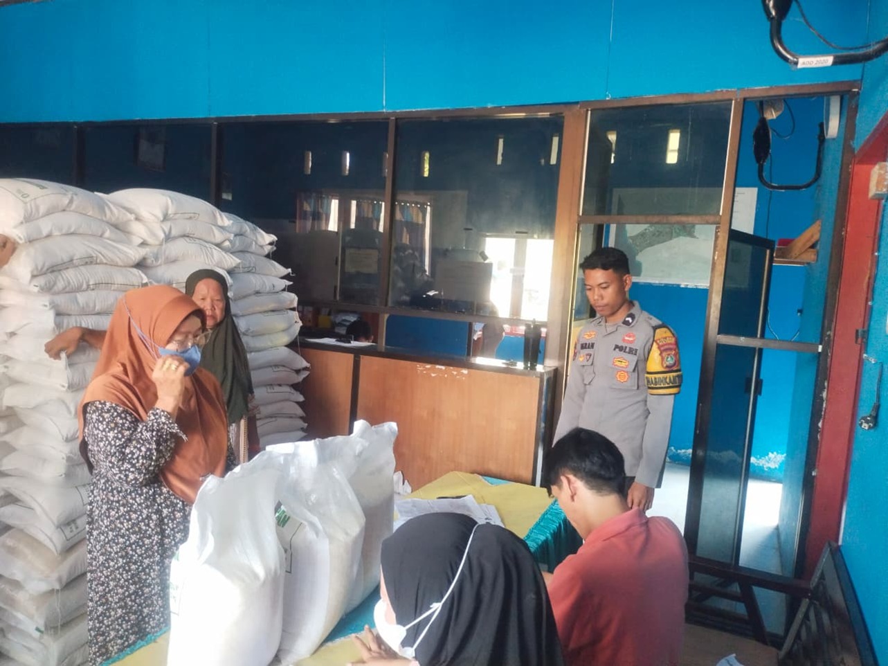 Pastikan Tepat Sasaran, Bhabinkamtibmas Polsek Sendana Dampingi Penyaluran Bantuan Pangan‎
