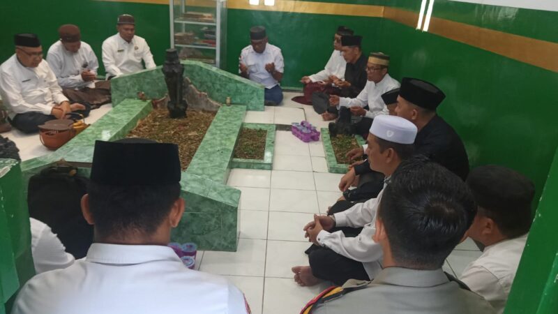 ‎Sambut Maulid, Kasat Samapta Polres Majene Hadiri Ritual Ziarah Makam Syekh Abdul Mannan‎