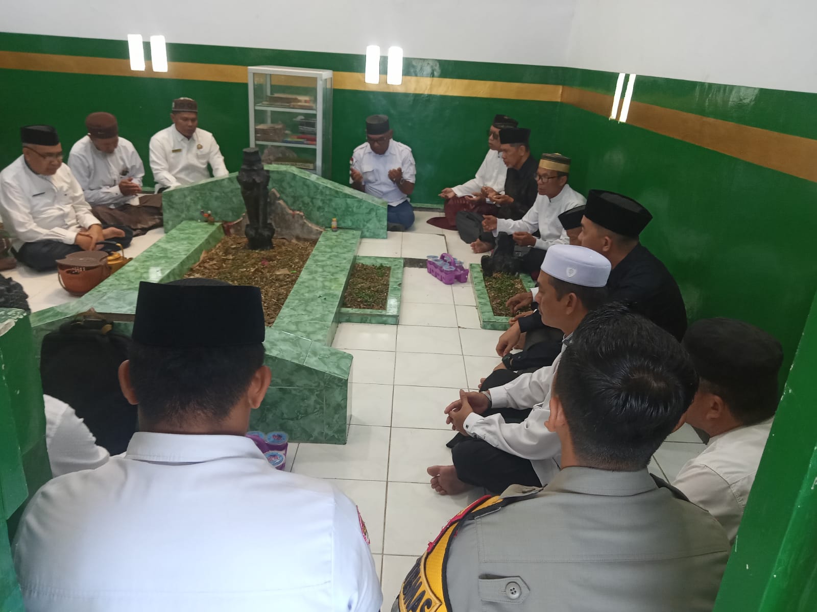 ‎Sambut Maulid, Kasat Samapta Polres Majene Hadiri Ritual Ziarah Makam Syekh Abdul Mannan‎