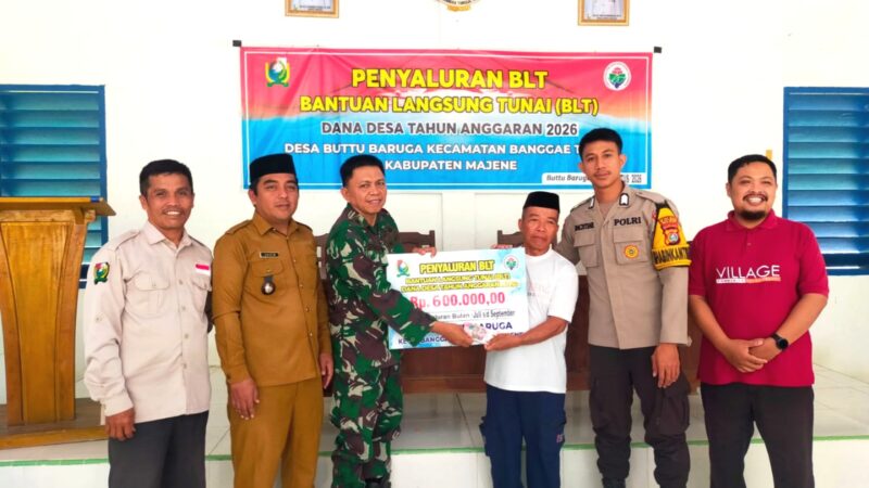 ‎Bhabinkamtibmas Polsek Banggae Kawal Penyaluran BLT-DD di Buttu Baruga‎
