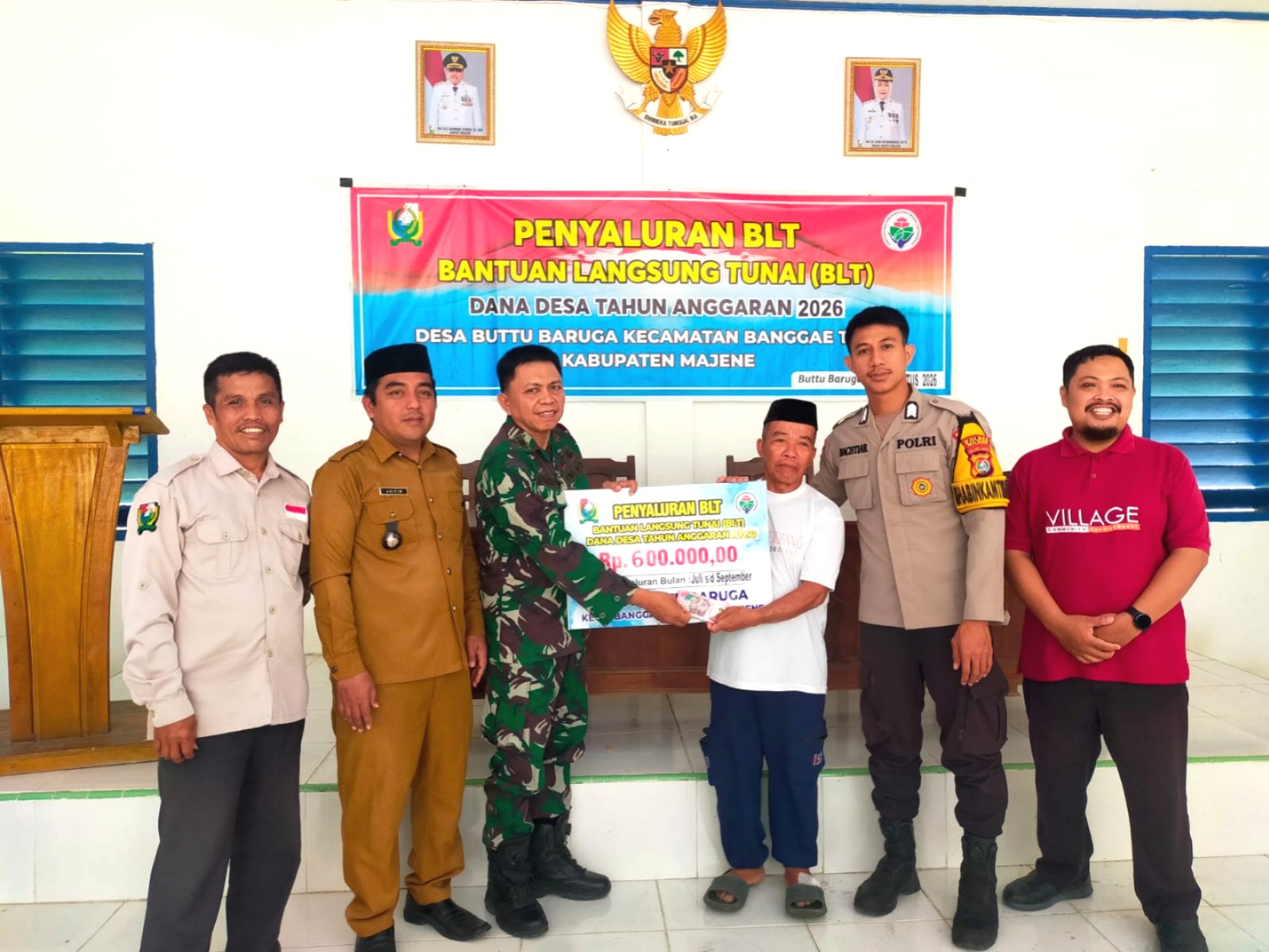 ‎Bhabinkamtibmas Polsek Banggae Kawal Penyaluran BLT-DD di Buttu Baruga‎