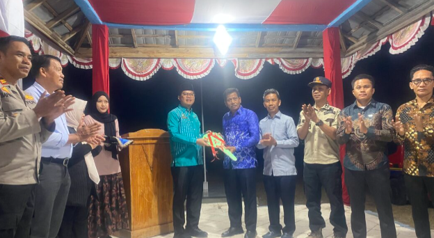 Pemkab Majene Serahkan Bantuan Damkar Di Kecamatan Sendana