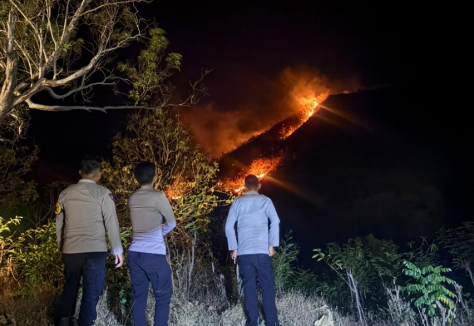 Kebakaran Lahan di Bukit Lembang Polsek Sendana dan Warga Berjibaku Padamkan