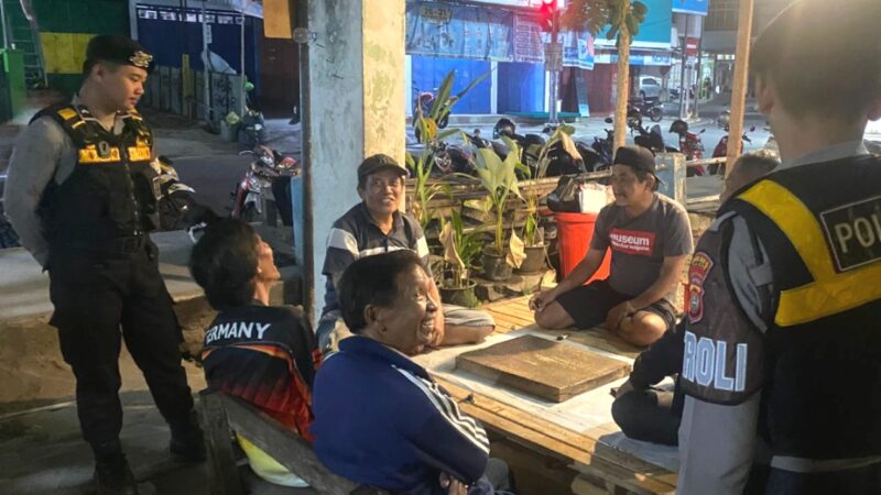 Jaga Kondusivitas Malam Hari, Sat Samapta Polres Majene Patroli Di Kerumunan Warga