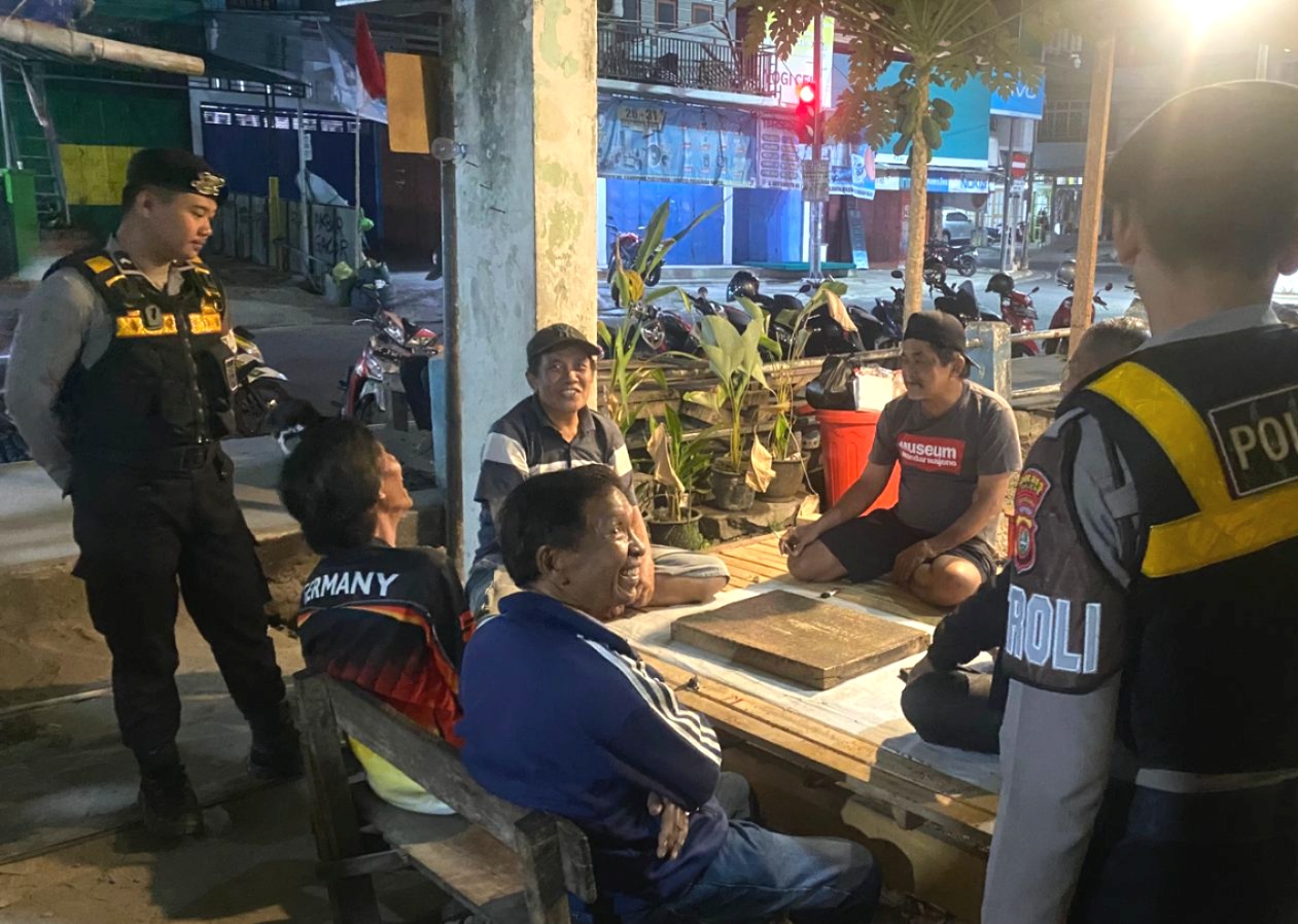 Jaga Kondusivitas Malam Hari, Sat Samapta Polres Majene Patroli Di Kerumunan Warga