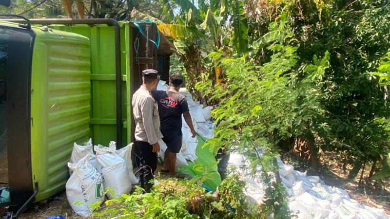 Truk Hino 500 Terbalik di Tanjakan Jalan Trans Sulawesi, Polsek Banggae Amankan TKP