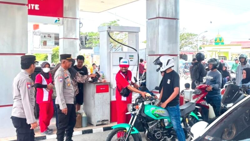 Satuan Binmas Polres Majene Edukasi Pengendara di SPBU Lembang
