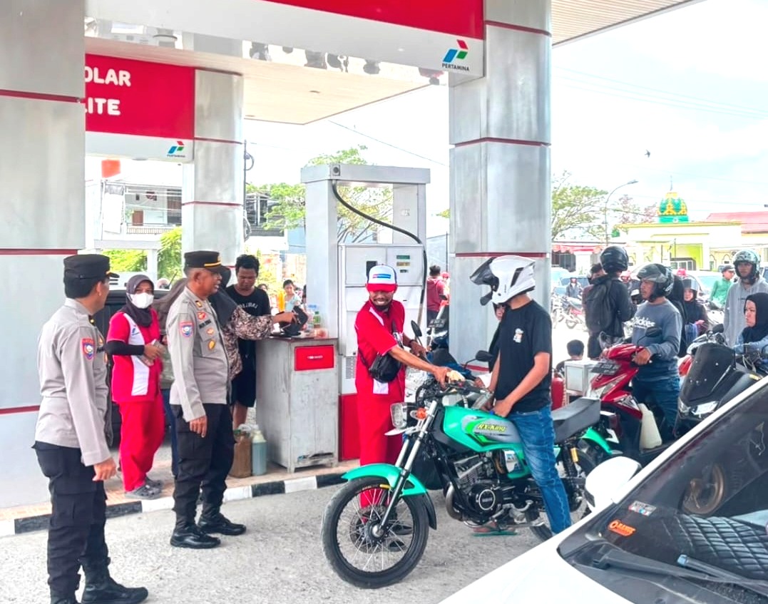 Satuan Binmas Polres Majene Edukasi Pengendara di SPBU Lembang