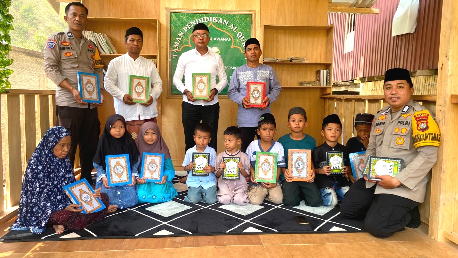 Bhabinkamtibmas Polsek Pamboang Salurkan Mushaf Al-Qur’an‎