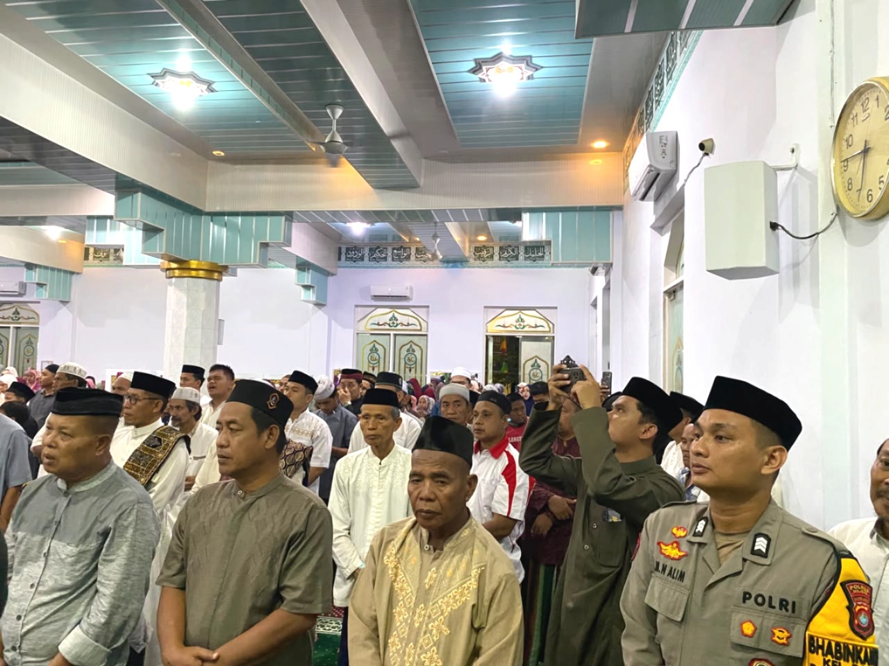 Bhabinkamtibmas Polsek Banggae Hadiri Peringatan Maulid Nabi