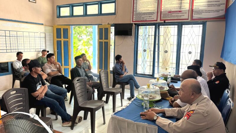 Kapolsubsektor Tubo Sendana Hadiri Musyawarah Tambang Pasir di Onang Utara