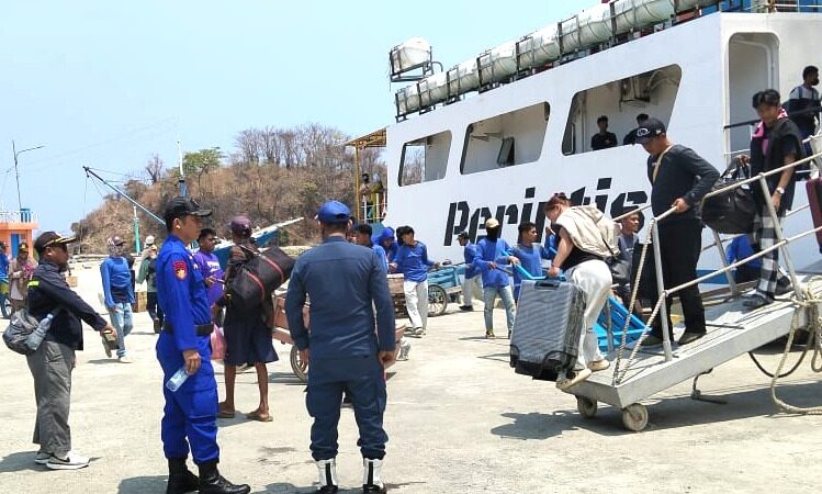 ‎Sat Polair Majene Kawal Bongkar Muat KM Sabuk Nusantara 93
