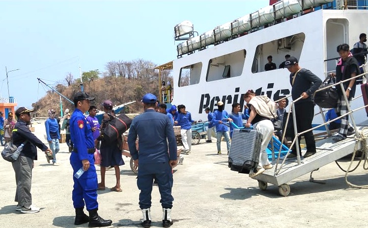 ‎Sat Polair Majene Kawal Bongkar Muat KM Sabuk Nusantara 93