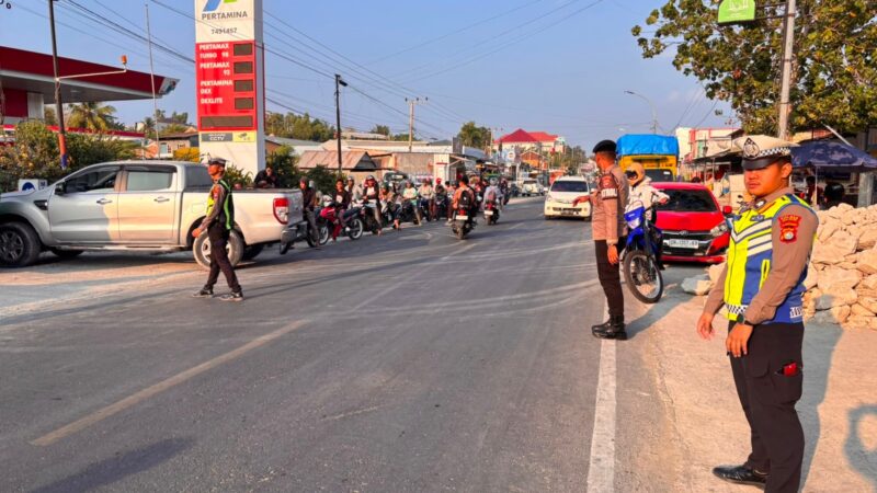 ‎Antisipasi Antrean BBM, Personel Polres Majene Kawal Aktivitas di SPBU Lembang