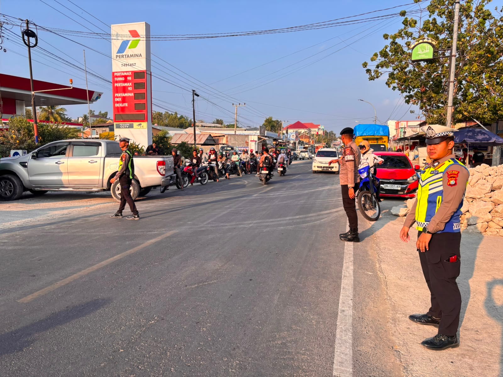 ‎Antisipasi Antrean BBM, Personel Polres Majene Kawal Aktivitas di SPBU Lembang