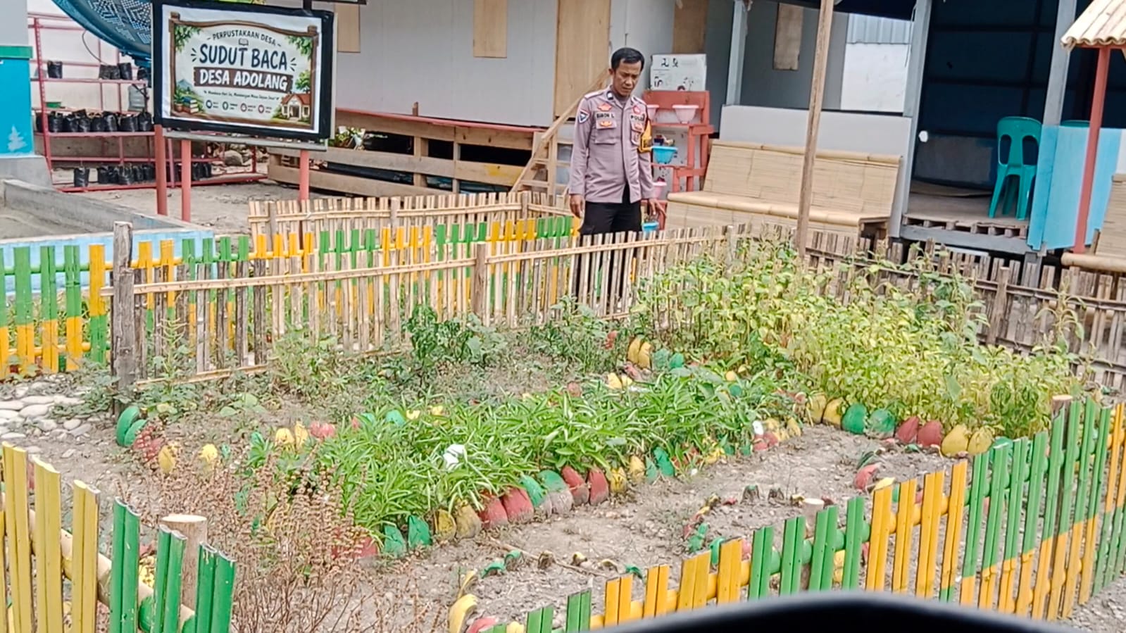 ‎Bhabinkamtibmas Polsek Pamboang Ajak Warga Manfaatkan Lahan Pekarangan