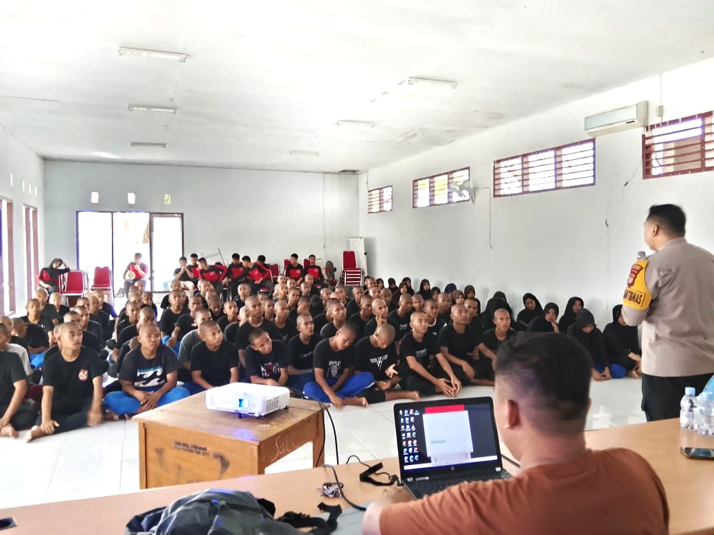 ‎Bhabinkamtibmas Polsek Pamboang Bekali Pelajar, Bahaya Kenakalan Remaja