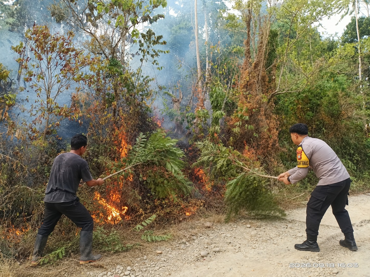 Kebakaran Lahan di Lombang, Polisi dan Warga Cegah Api Menjalar