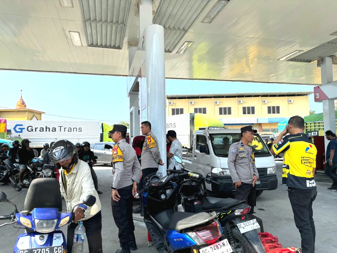 Jaga Pengisian BBM Tetap Tertib, Polsek Banggae Perketat Pengamanan di SPBU Rangas‎