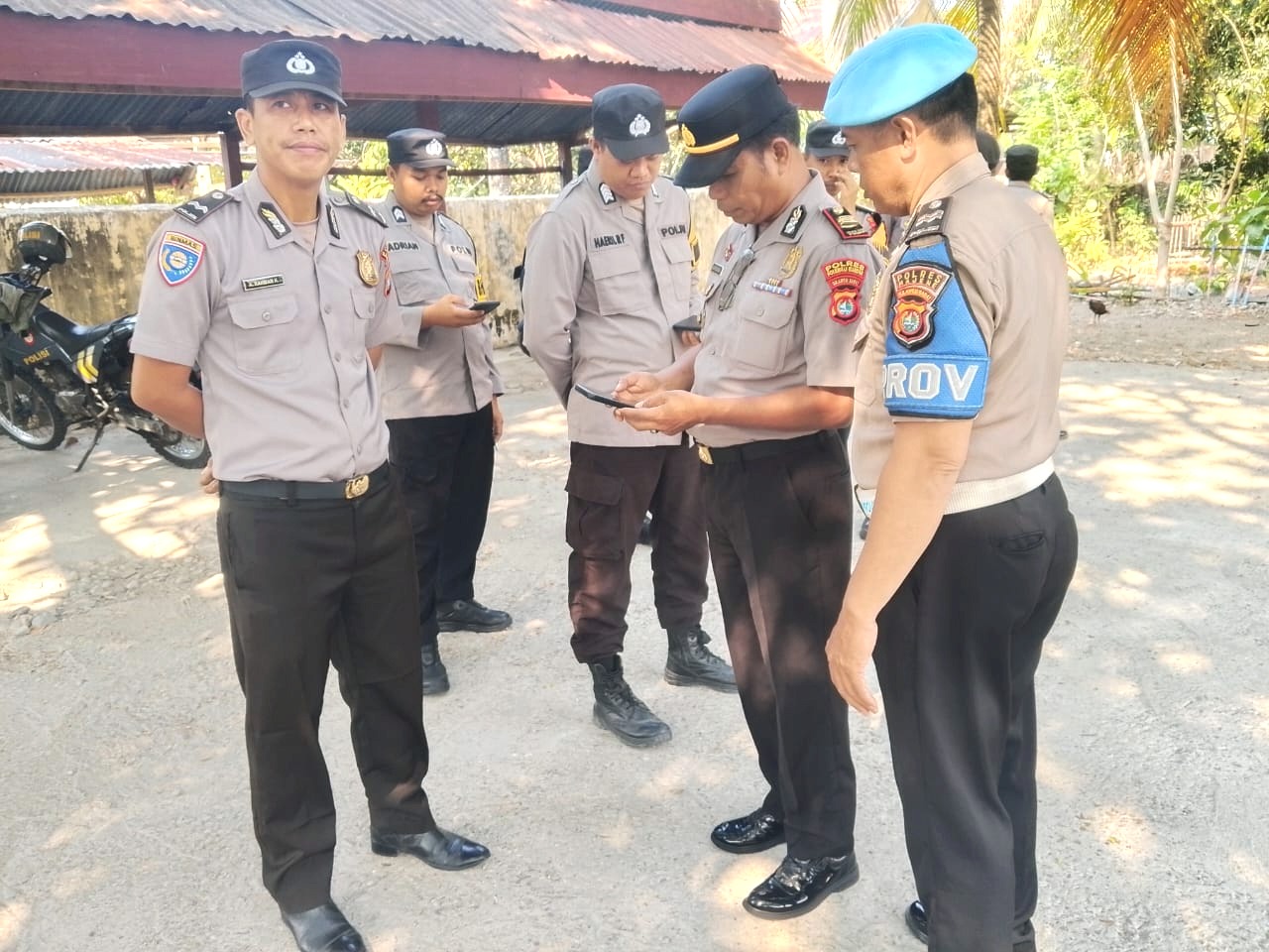 Cegah Pinjol dan Judol, Kapolsek Sendana Sidak Smartphone Personel