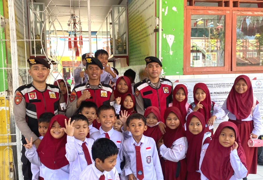 Patroli Jalan Kaki Samapta Polres Majene Sambangi Pusat Keramaian dan Sekolah