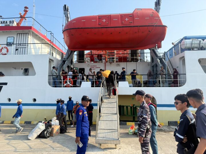 Sat Polair Polres Majene Kawal Keberangkatan KM Sabuk Nusantara 93