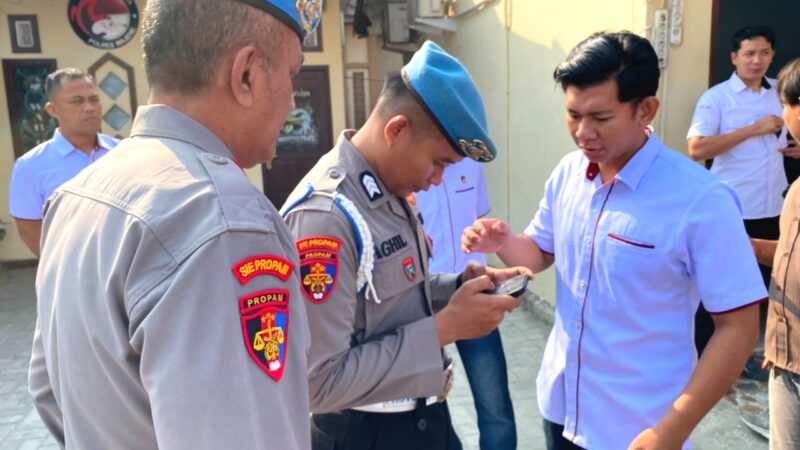 Cegah Personel Terjerat Pinjol dan Judol, Propam Polres Majene Periksa Smartphone Personel