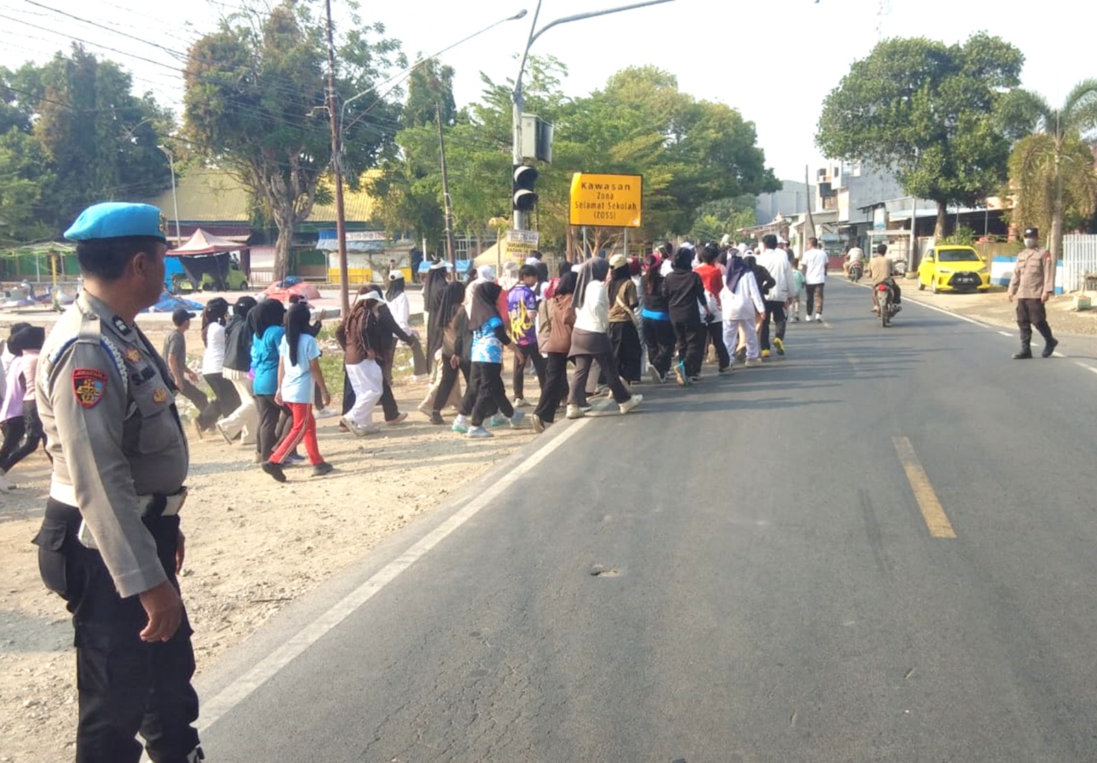 Polsek Sendana Amankan Jalan Sehat Sure’ Fest