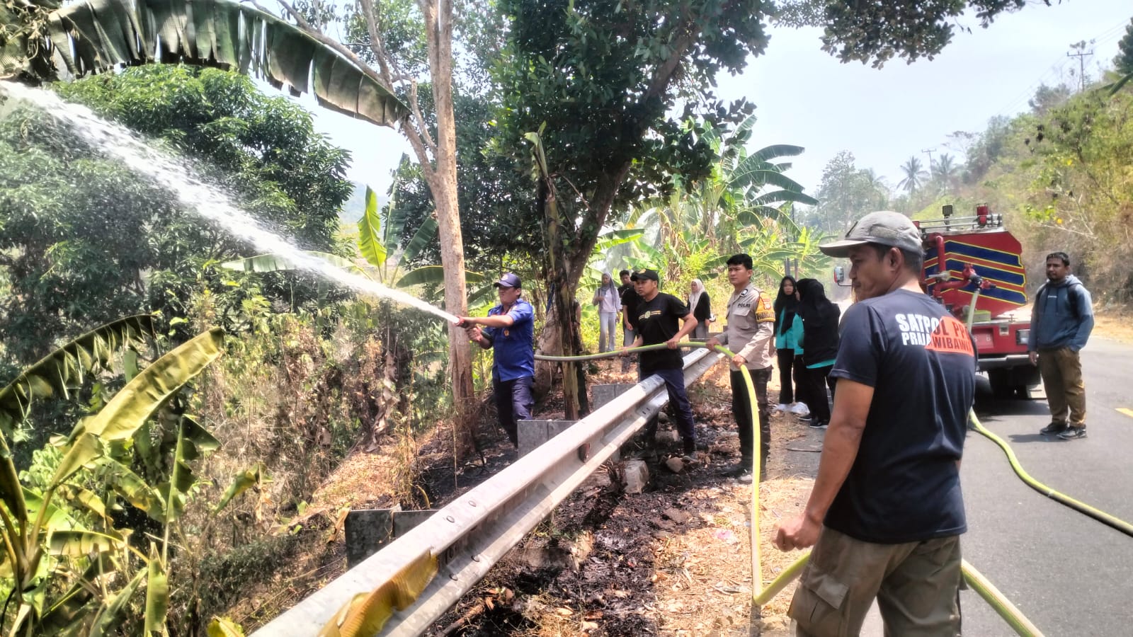 Polsek Malunda Bergerak Cepat Bantu Padamkan Api Di Ulumanda