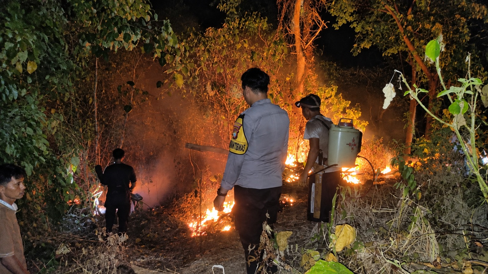 Kebakaran Lahan 4 Hektare di Lombang, Polsek Malunda dan Warga Jinakkan Api‎