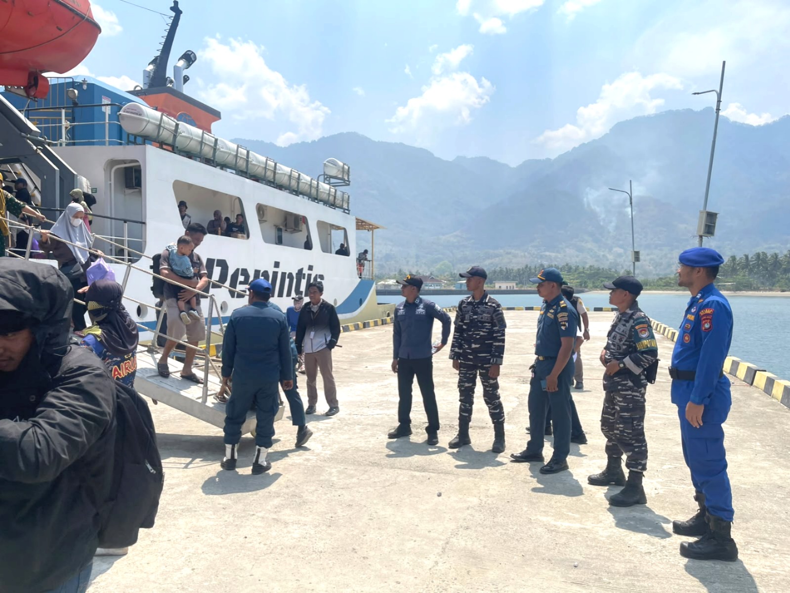 Sat Polair Polres Majene Kawal Bongkar Muat KM Sabuk Nusantara 93
