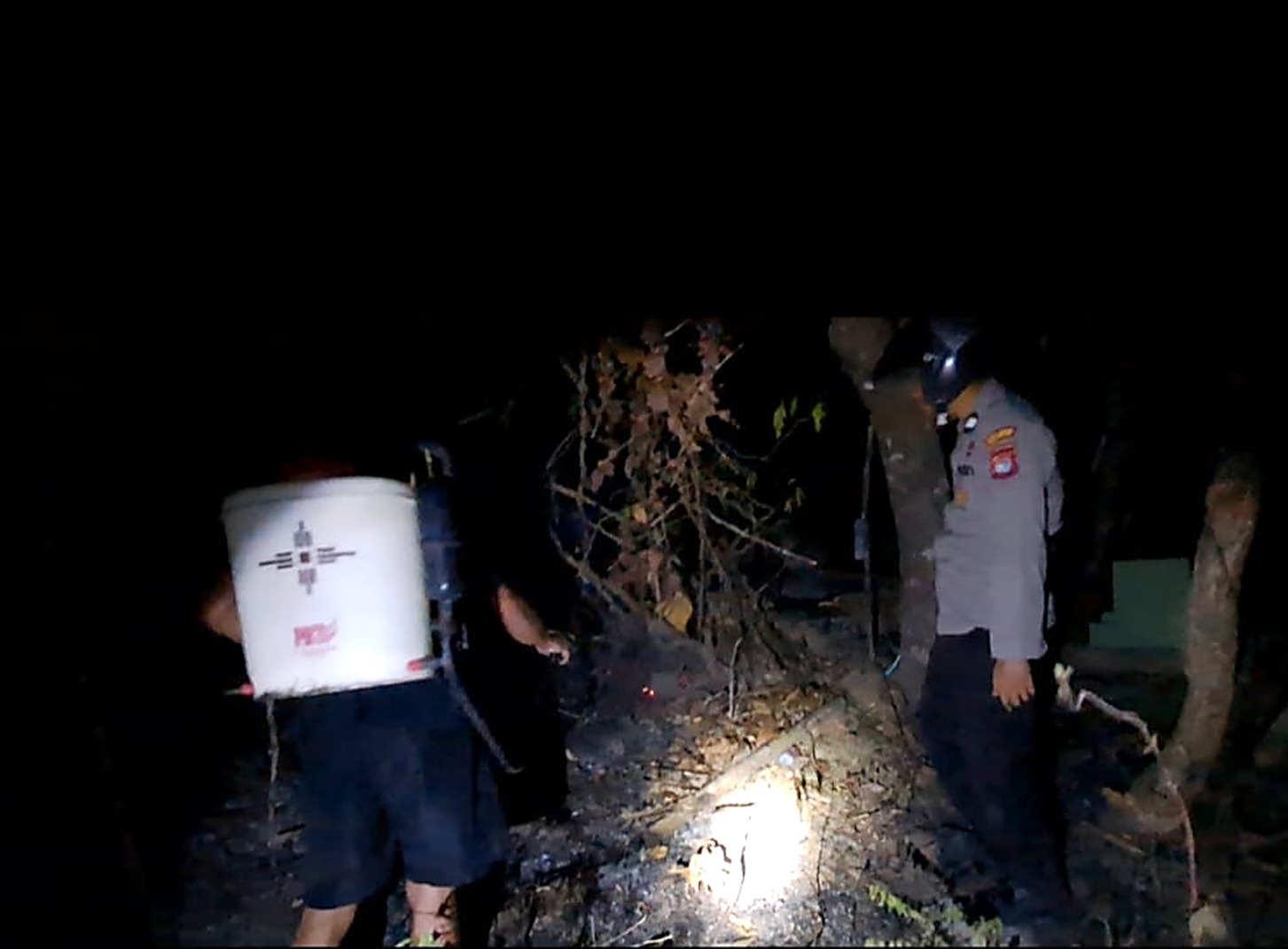 Kebakaran di Bukit Ratte, Polsek Sendana dan Warga Cegah Api Ke Pemukiman‎