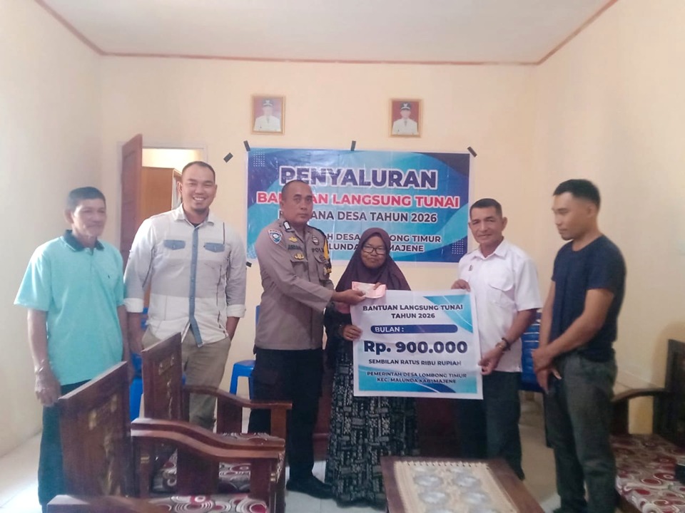 Bhabinkamtibmas Polsek Malunda Kawal Penyaluran BLT Di Lombong Timur