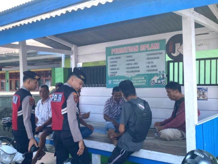 Patroli Jalan Kaki Polres Majene Sasar Sekolah dan Pangkalan Ojek