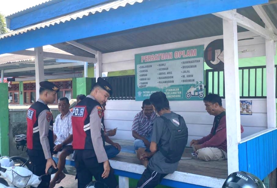 Patroli Jalan Kaki Polres Majene Sasar Sekolah dan Pangkalan Ojek