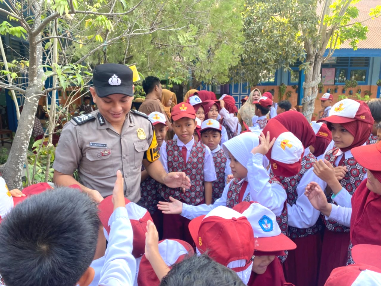 Bhabinkamtibmas Polsek Banggae Tanamkan Disiplin dan Kesadaran Berlalu Lintas‎