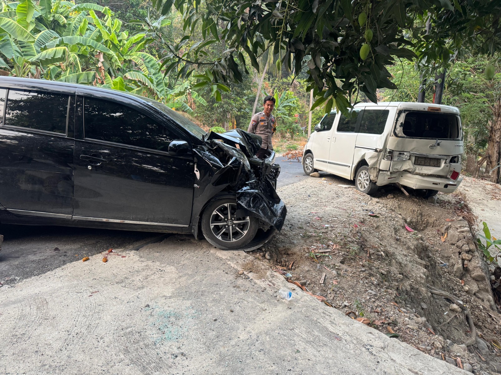 ‎Toyota Calya Tabrak Daihatsu Luxio yang Terparkir di Tubo Tengah