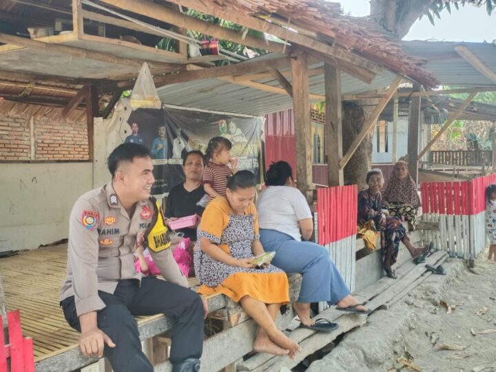 Cegah Kebakaran di Musim Kemarau, Bhabinkamtibmas Polsek Banggae Edukasi Warga‎