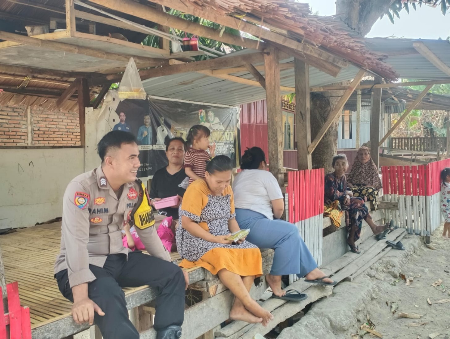Cegah Kebakaran di Musim Kemarau, Bhabinkamtibmas Polsek Banggae Edukasi Warga‎