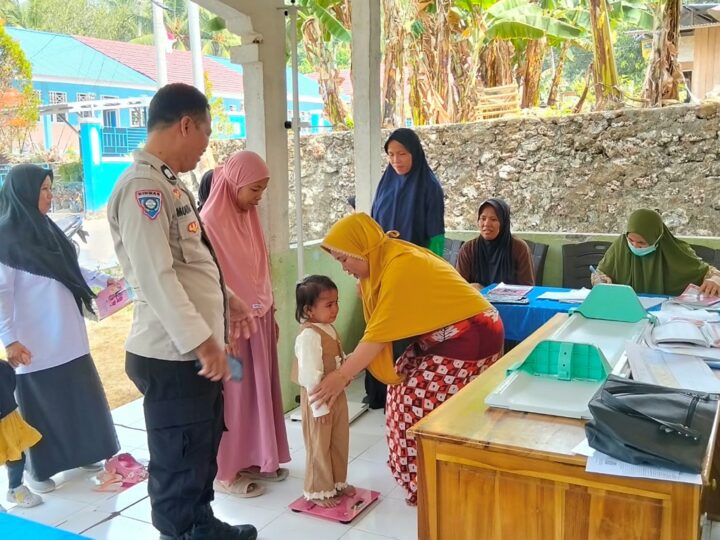 Bhabinkamtibmas Polsek Banggae Dampingi Posyandu SALAMA‎