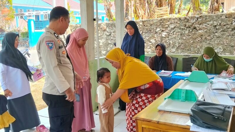 Bhabinkamtibmas Polsek Banggae Dampingi Posyandu SALAMA‎