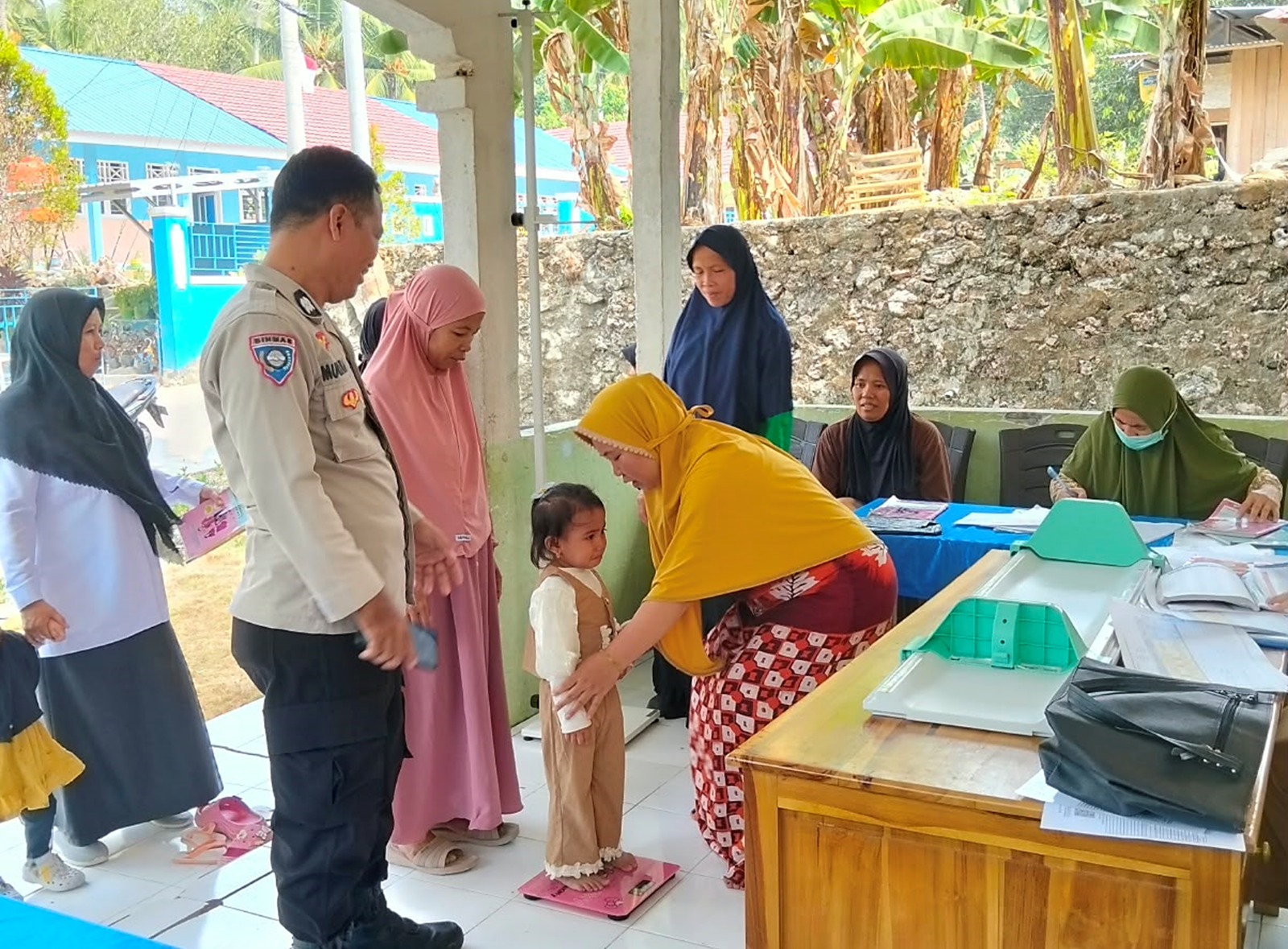 Bhabinkamtibmas Polsek Banggae Dampingi Posyandu SALAMA‎
