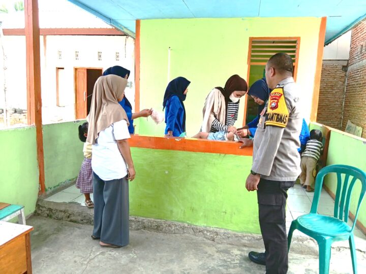 ‎Bhabinkamtibmas Polsek Malunda Dampingi Posyandu di Lombong Timur